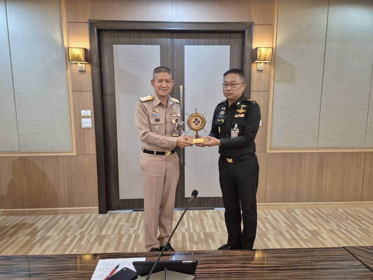 พลเรือเอก วรวุธ  พฤกษารุ่งเรือง ประธานคณะที่ปรึกษากองทัพเรือ/ประธานกรรมการบ้านพักข้าราชการในกองทัพเรือ รับฟังบรรยายสรุปและแลกเปลี่ยนข้อมูลในการบริหารจัดการบ้านพักของ สำนักปลัดกระทรวงกลาโหม และ กองบัญชาการกองทัพไทย ในการประชุมสำนักงานบ้านพักข้าราชการในกองทัพเรือ”