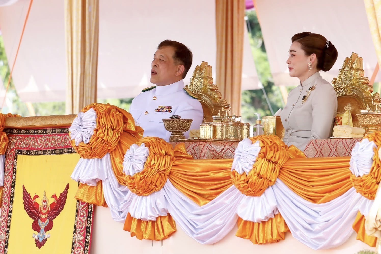 พระบาทสมเด็จพระเจ้าอยู่หัว และสมเด็จพระนางเจ้าฯ พระบรมราชินี เสด็จ ฯ ไปในการพระราชพิธีจรดพระนังคัลแรกนาขวัญ พุทธศักราช ๒๕๖๘