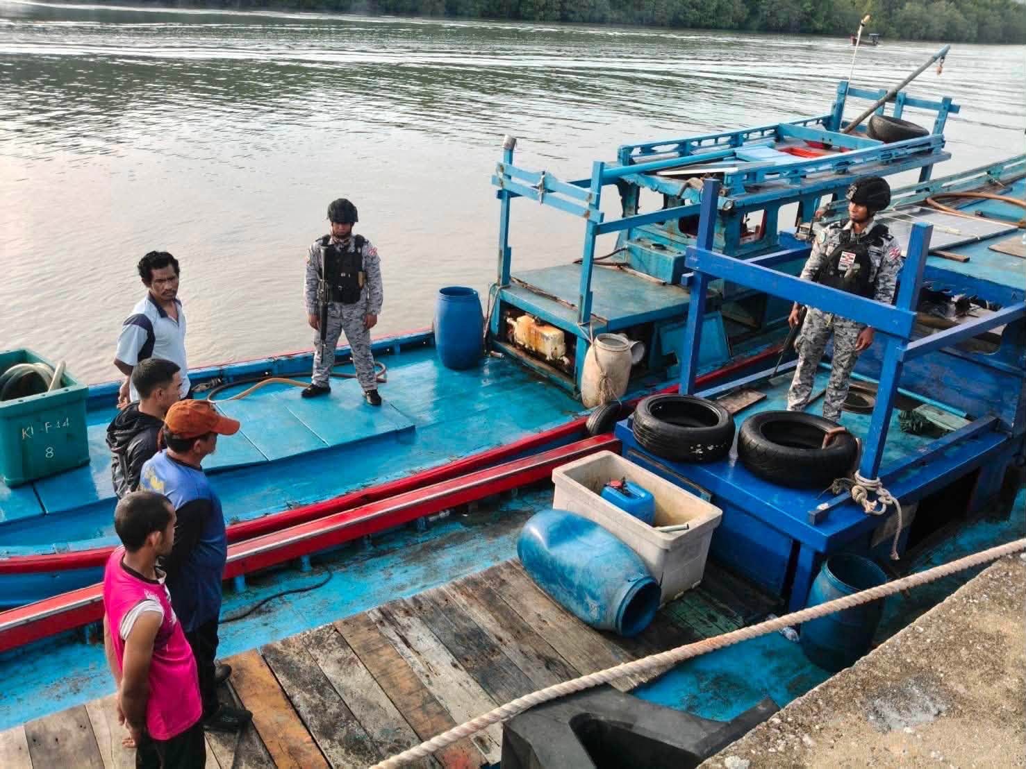 ผู้บัญชาการทัพเรือภาคที่ ๓ สั่งการให้ เรือ ต.๙๙๔ หน่วยรักษาความปลอดภัยทางทะเลกองทัพเรือ เกาะหลีเป๊ะ ร่วมตรวจค้นและจับกุมเรือประมงลักลอบขนน้ำมันดีเซล จำนวน ๑๐,๕๐๐ ลิตร
