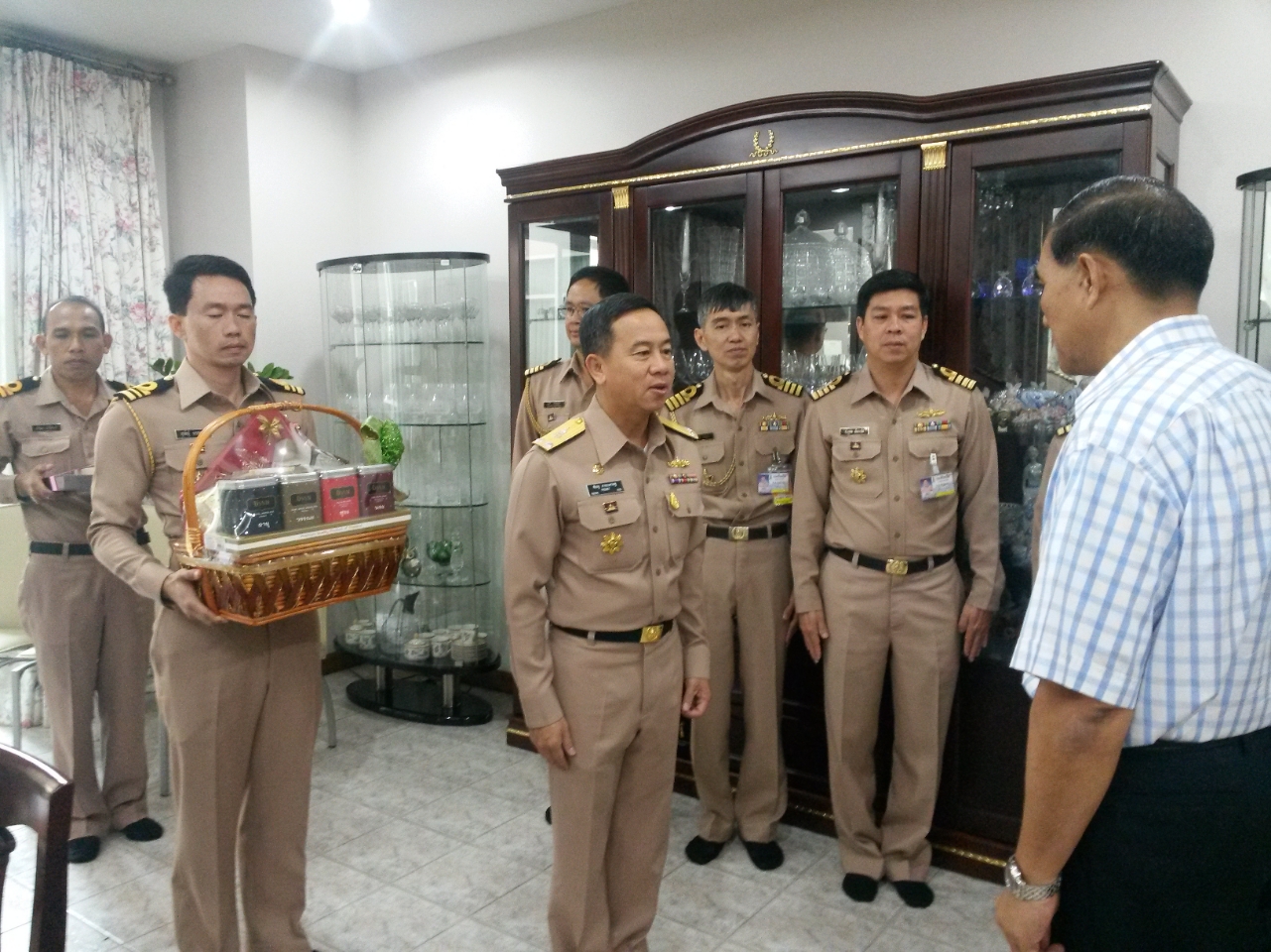 พลเรือตรี พิเชฐ  ตานะเศรษฐ เจ้ากรมข่าวทหารเรือ นำคณะข้าราชการเข้าขอพรจาก อดีตเจ้ากรมข่าวทหารเรือ เนื่องในเทศกาลปีใหม่ ๒๕๕๗ เมื่อวันที่ ๓ ม.ค.๕๗