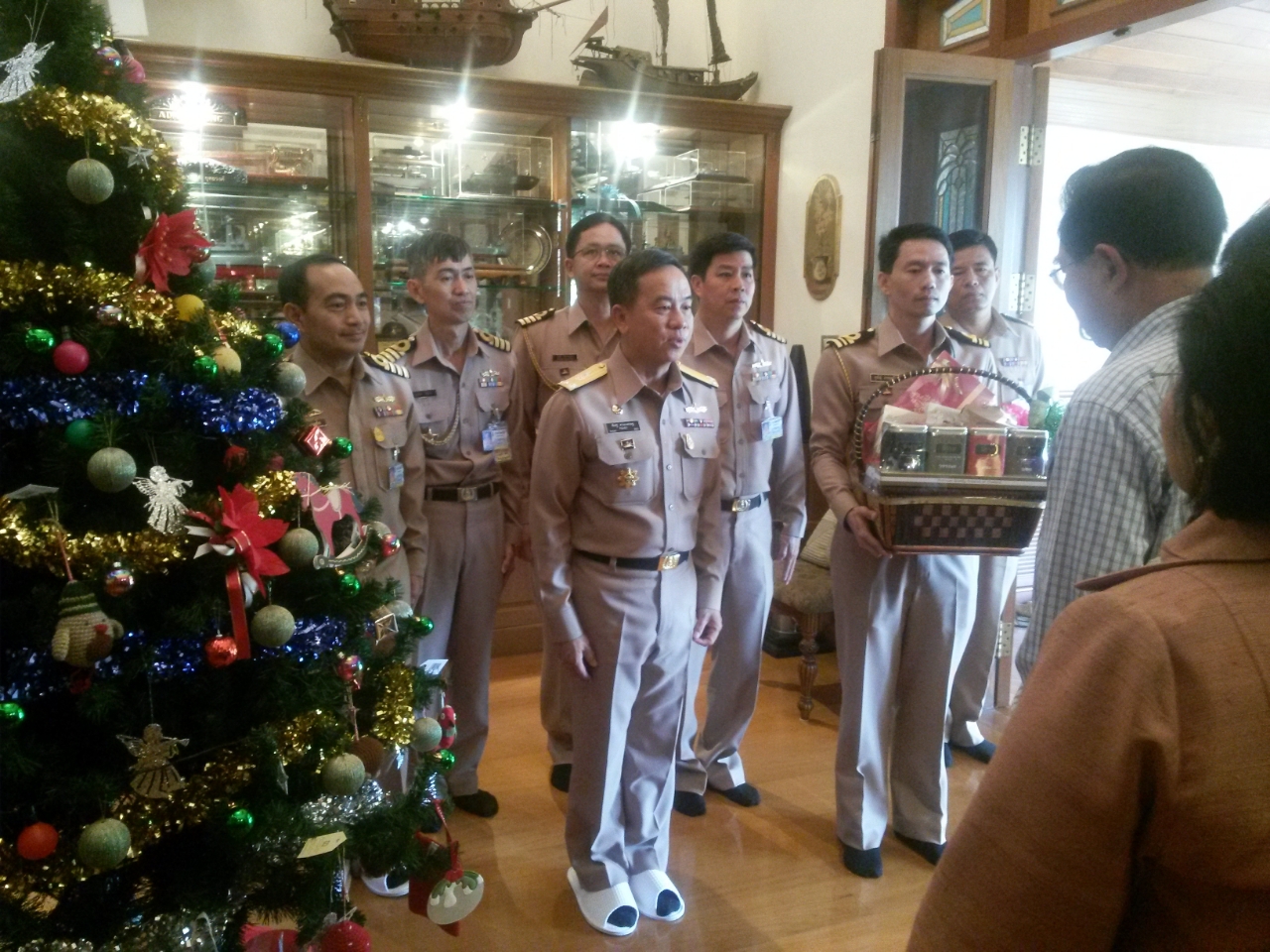พลเรือตรี พิเชฐ  ตานะเศรษฐ เจ้ากรมข่าวทหารเรือ นำคณะข้าราชการเข้าขอพรจาก อดีตเจ้ากรมข่าวทหารเรือ เนื่องในเทศกาลปีใหม่ ๒๕๕๗ เมื่อวันที่ ๓ ม.ค.๕๗